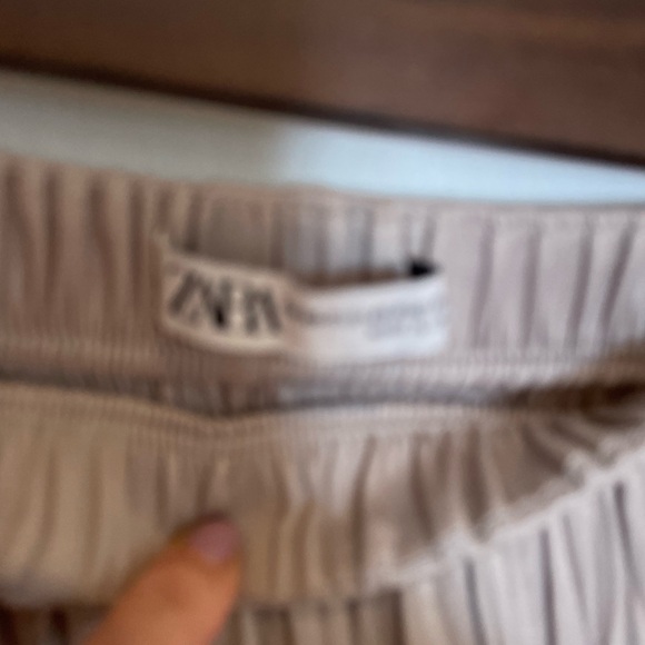 Zara pleated maxi skirt. Beautiful neutral beige colour. - Picture 3 of 4